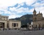 Plaza de Bolívar. Al lado izquierdo se encuentra el Congreso de la República y al derecho La Catedral 