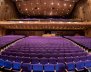 Teatro con sillas moradas 
