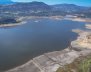 Cuerpo de agua con tierra a los extremos