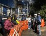 Personas reunidas alrededor de un deslizamiento