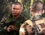 Dos hombres con uniforme camuflado mirándose fijamente