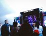 Tarima de conciertos llena de fans