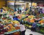 Plaza de mercado llena de mercado con frutas y verduras en estantes
