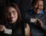 Una mujer mostrando su licencia de conducción