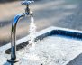 Llave de agua abierta en una alberca 