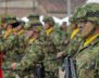 Soldados uniformados del Ejército Nacional en fila y armados