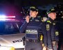 Dos policías frente a una patrulla. 