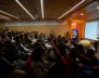 Sala de clase llena de estudiantes