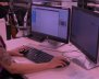 Mujer en un escritorio con un computador