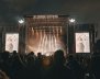 Tarima de conciertos llena de fans