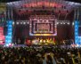 Tarima de conciertos con una multitud de personas en frente