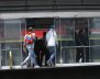 Una estación de bus con personas adentro