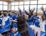 Un salón lleno de estudiantes con sudaderas azules