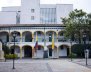 Un edificio con estilo neoclásico color blanco
