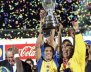 Futbolista levantando un trofeo