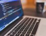 Computador con códigos de programación en la pantalla