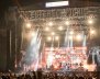 Tarima de conciertos llena de fans