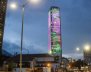 Vista de un edificio iluminado de noche 