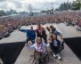 Un grupo de Hip Hop sobre una tarima. Al frente una gran multitud de personas