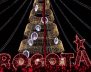Árbol de Navidad iluminado detrás de un letrero que dice "Bogotá"