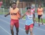 Una atleta y su guía corriendo en una pista de atletismo