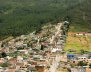 Casas de ladrillo al frente de una montaña