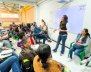 Una sala llena de estudiantes 