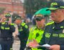 Oficiales de Policía con uniforme azul y verde