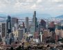 Vista panorámica de Bogotá: rascacielos, edificios y cielo azul