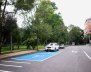Una zona de parqueadero en la calle