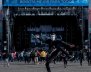 Hombre con una máscara de anonimus en medio de una multitud de Rock al Parque