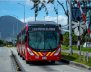 Bus rojo de TransMilenio sobre la calle