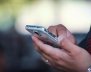 Un hombre sosteniendo un celular en su mano