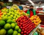 Mesas llenas de frutas