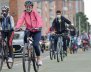 Personas montando bicicleta