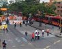 Un grupo de personas caminando en la calle con pancartas