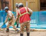 Trabajadores con palas en las manos 