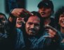 Personas al frente de una tarima