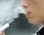 Mujer vapeando con un cigarrillo electrónico