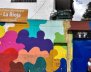 Fachada de un edificio. Tienen manchas de colores pintadas en la entrada