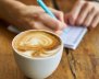 Una tasa de café sobre una mesa de madera