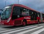Bus rojo de TransMilenio sobre la calle