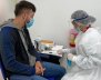 Enfermera vacunando a un joven 