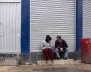 Dos hombres sentados en un andén
