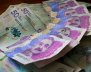 Mesa con billetes de 50 mil pesos colombianos