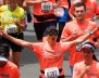 Personas con camisetas naranja corriendo 