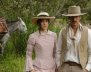 Un hombre y una mujer, vestidos con ropa blanca antigua. Atrás hay un caballo