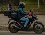Un hombre sobre una moto negra