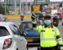 Un policía vestido de verde