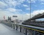 Un puente vehicular de acero y concreto